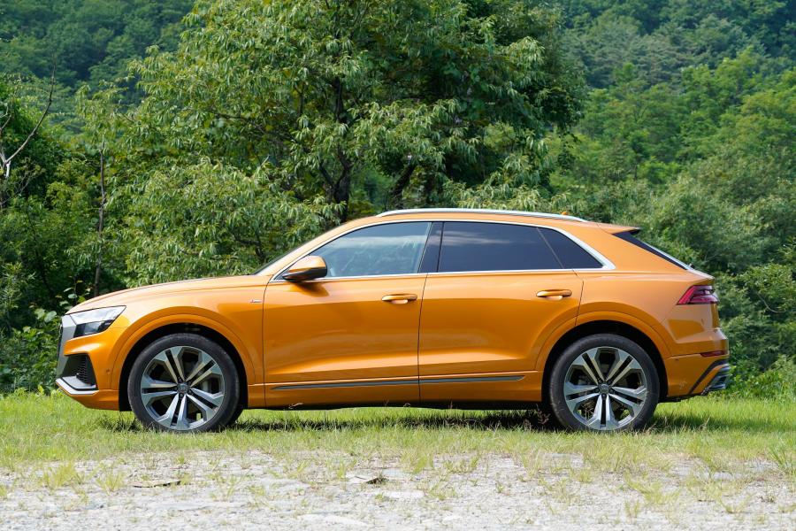  Audi Q8 55 TFSI Quattro S-Line 2019 года  (JP) (фото 25 из 37)